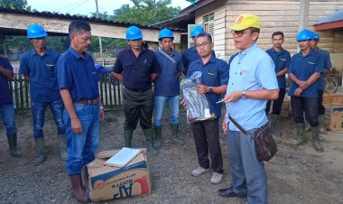 UNTUK MENINGKATKAN MOTIVASI PEKERJA, MANAJER KEBUN PULAU TIGA  MEMBAGIKAN ALAT PELINDUNG DIRI (SEPATU) KEPADA KARYAWAN PEMANEN DAN MANDOR PANEN DI AFDELING III